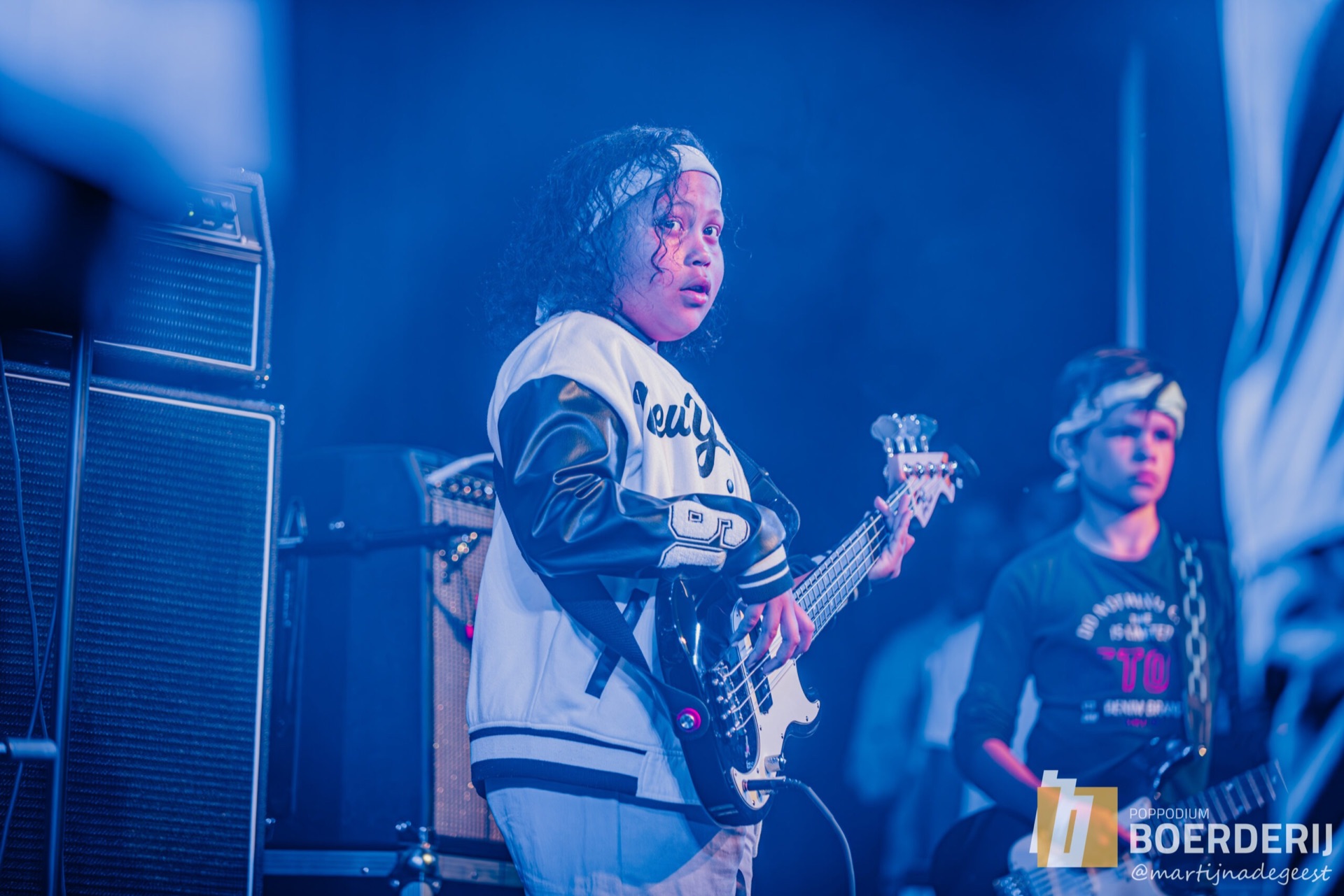 Jonge band van MusicSoulHouse speelt in blauw stagelicht