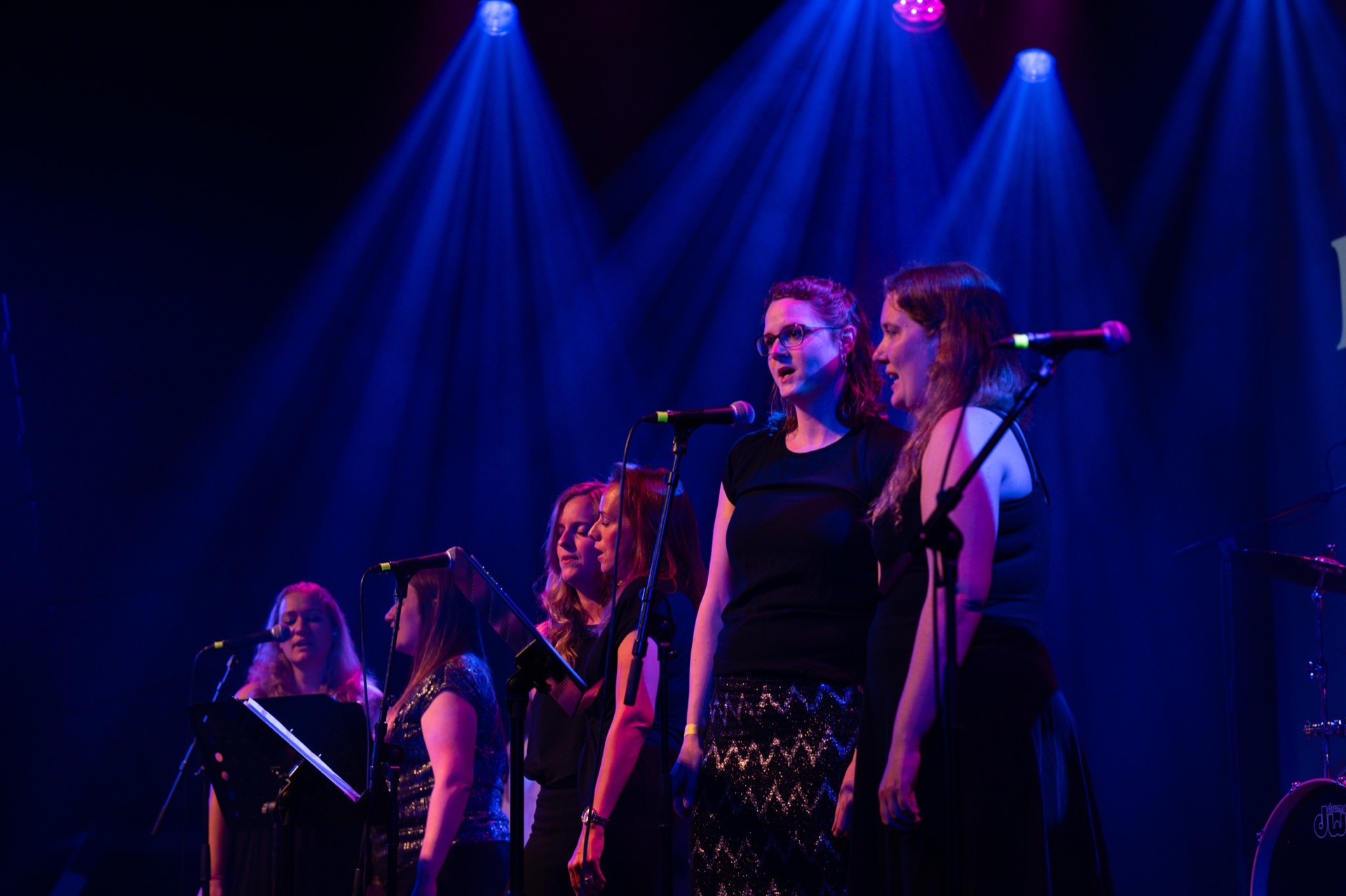 Zanggroep van MusicSoulHouse zingt samen op het podium