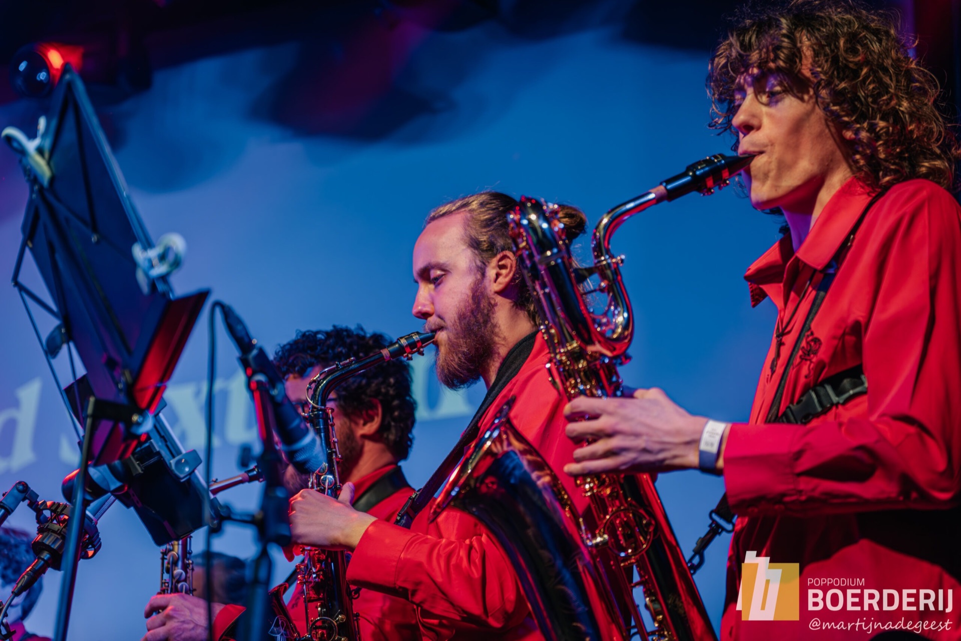Blazerssectie met saxofoons op het podium tijdens een MusicSoulHouse-optreden