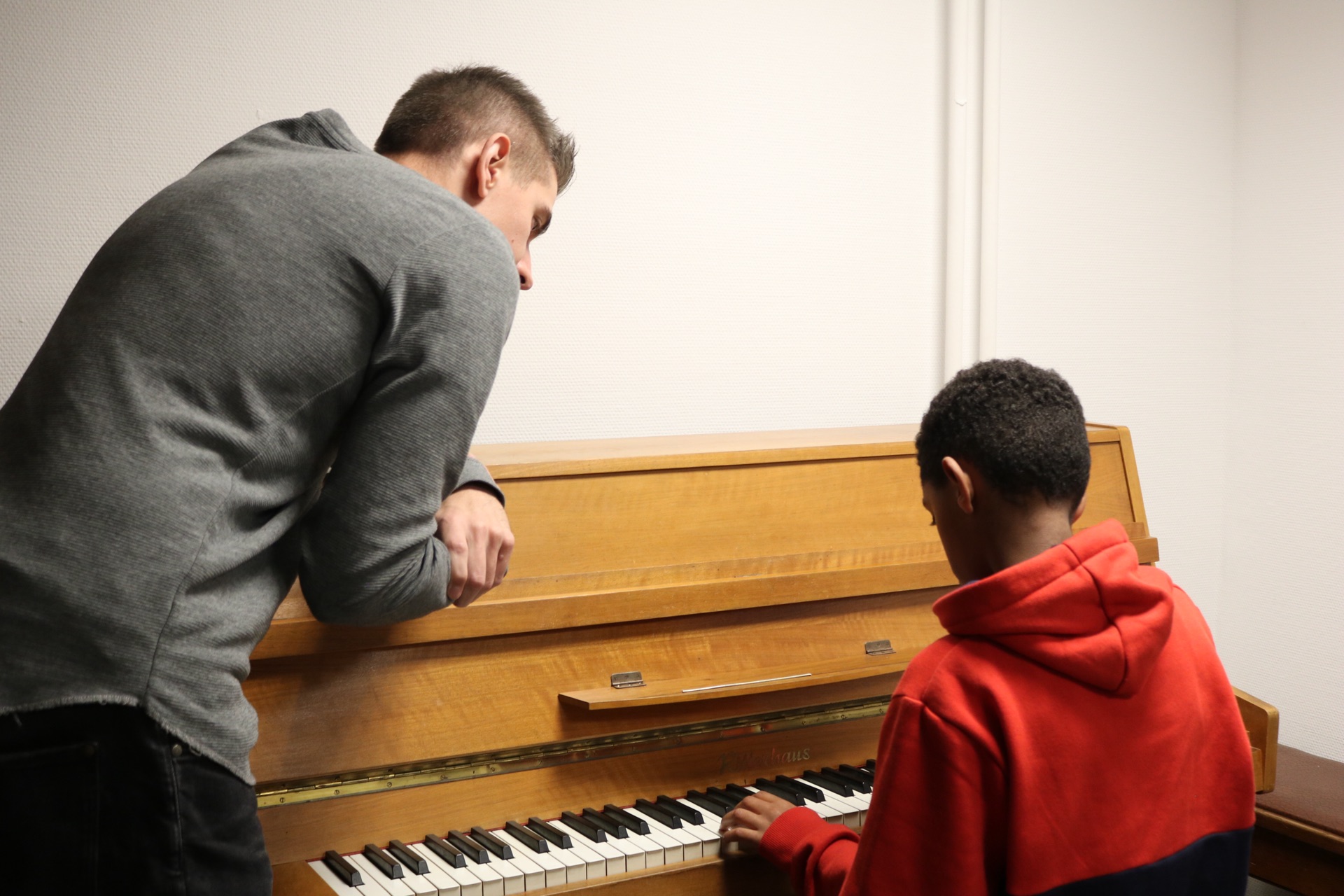 Pianodocent en leerling spelen samen piano bij MusicSoulHouse