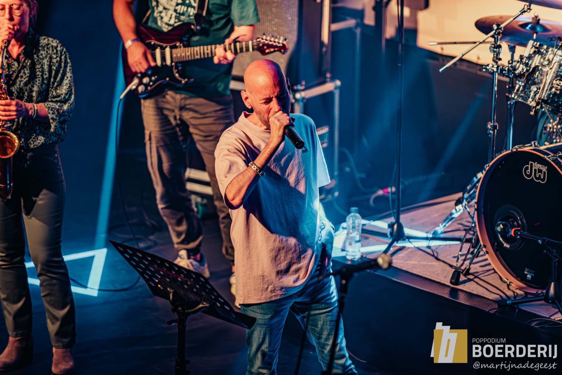 MC en drummer samen op het podium tijdens een MusicSoulHouse-show