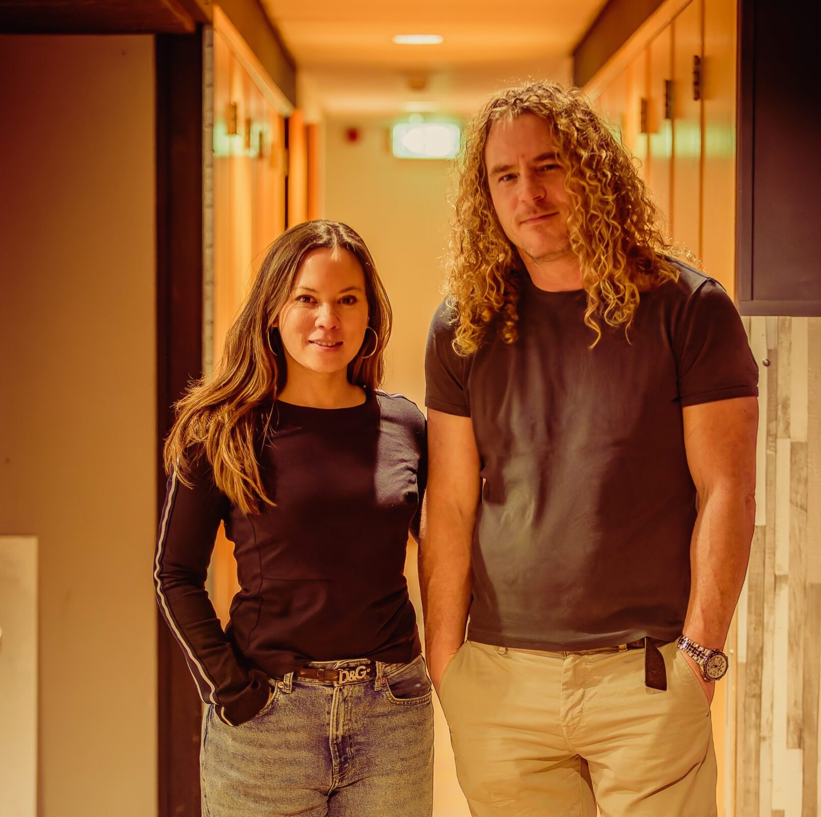 Twee gezichten van het MusicSoulHouse-team in de gang van het pand